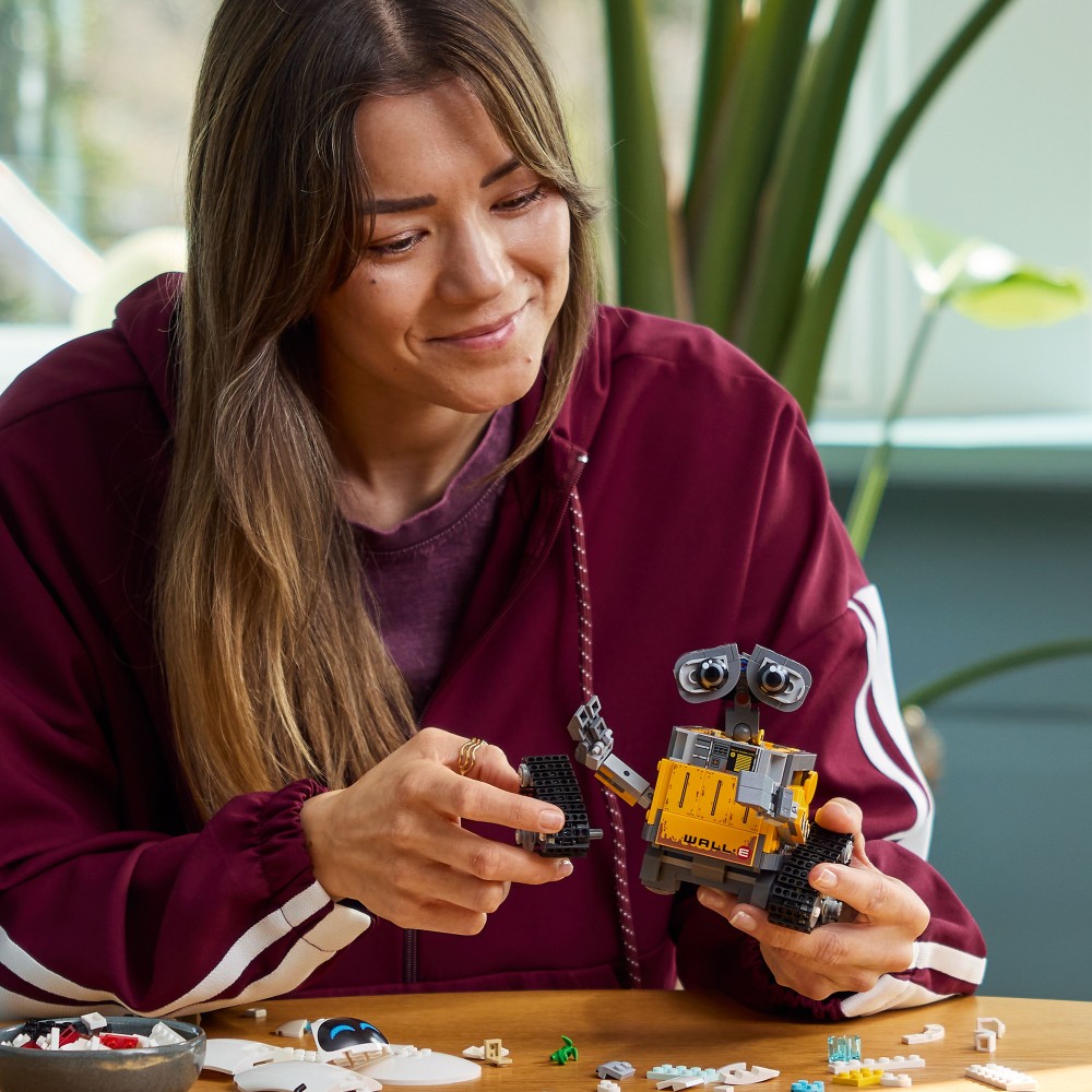LEGO ǀ Disney and Pixar WALL-E and EVE Set for Adults (43279)