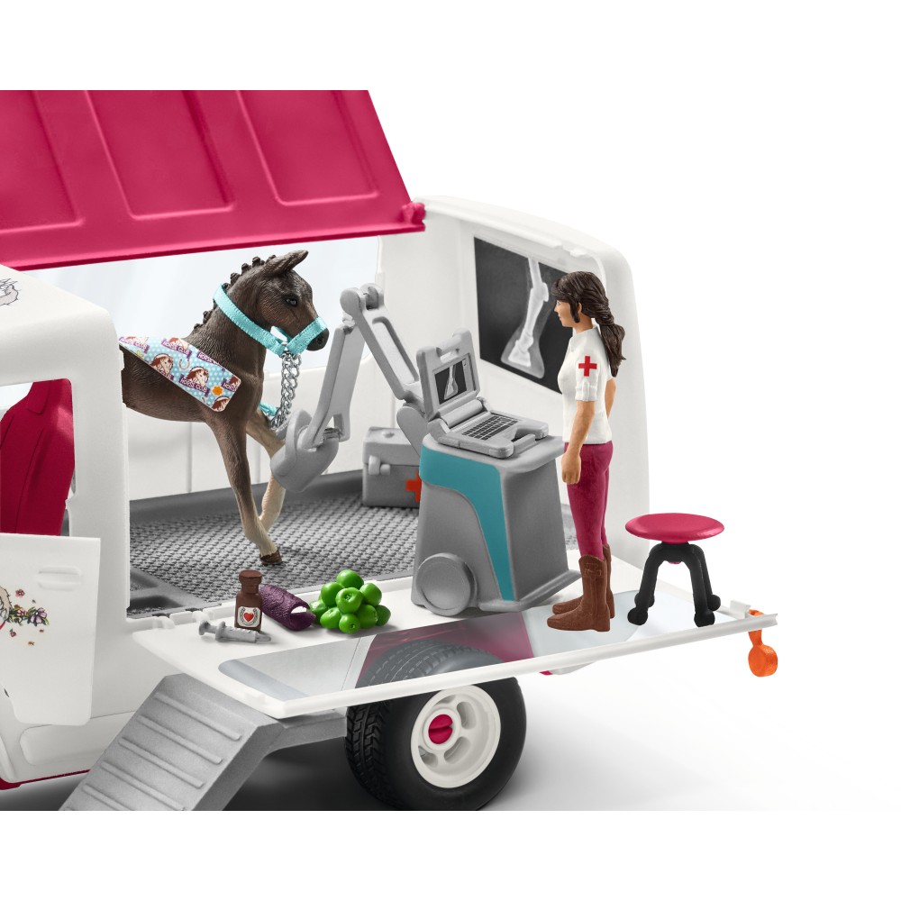 Schleich Mobile Vet with Hanoverian Foal 42439