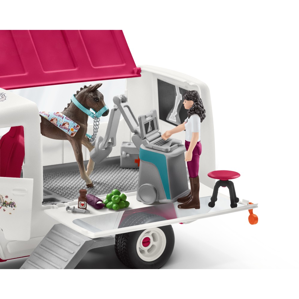 Schleich Mobile Vet with Hanoverian Foal 42439